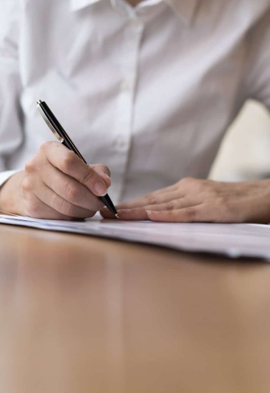 Reunión de una familia con un gestor preparando una escritura de donación en oficina.