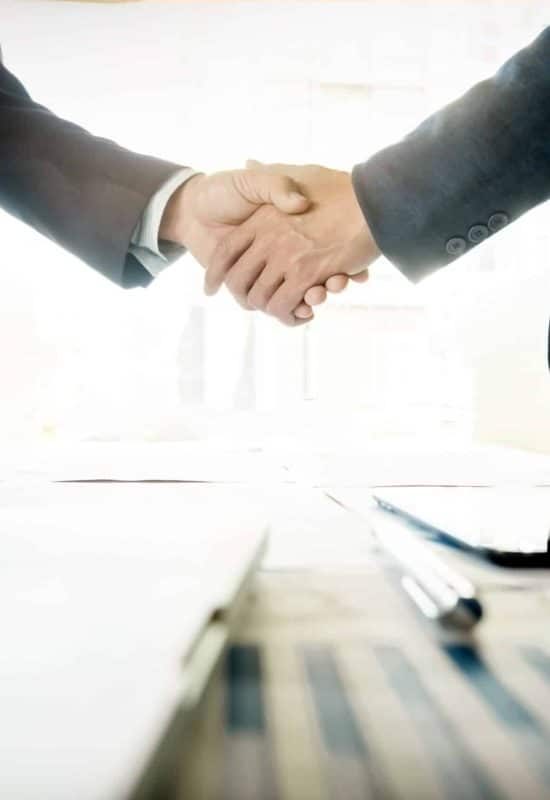 Gestor asesorando a un cliente para una transferencia de vehículo en oficina.